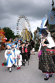 Einzug des Dachauer Volksfestes mit D'Ampertaler (Foto: MartiN Schmitz)